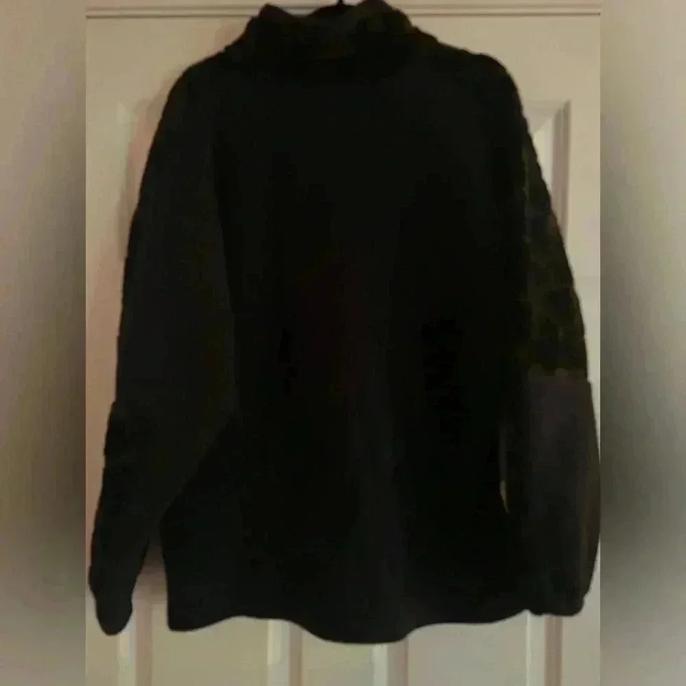 Northern Lifestyles Women’s Medium Zip Up Sweater